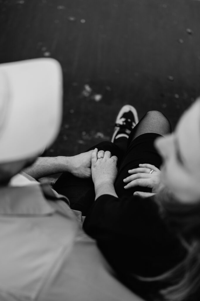 Couple assis sur une rampe de skate, avec vue sur la bague de fiançaille, capturé par Pascaline Templon - La Pauze Photographie