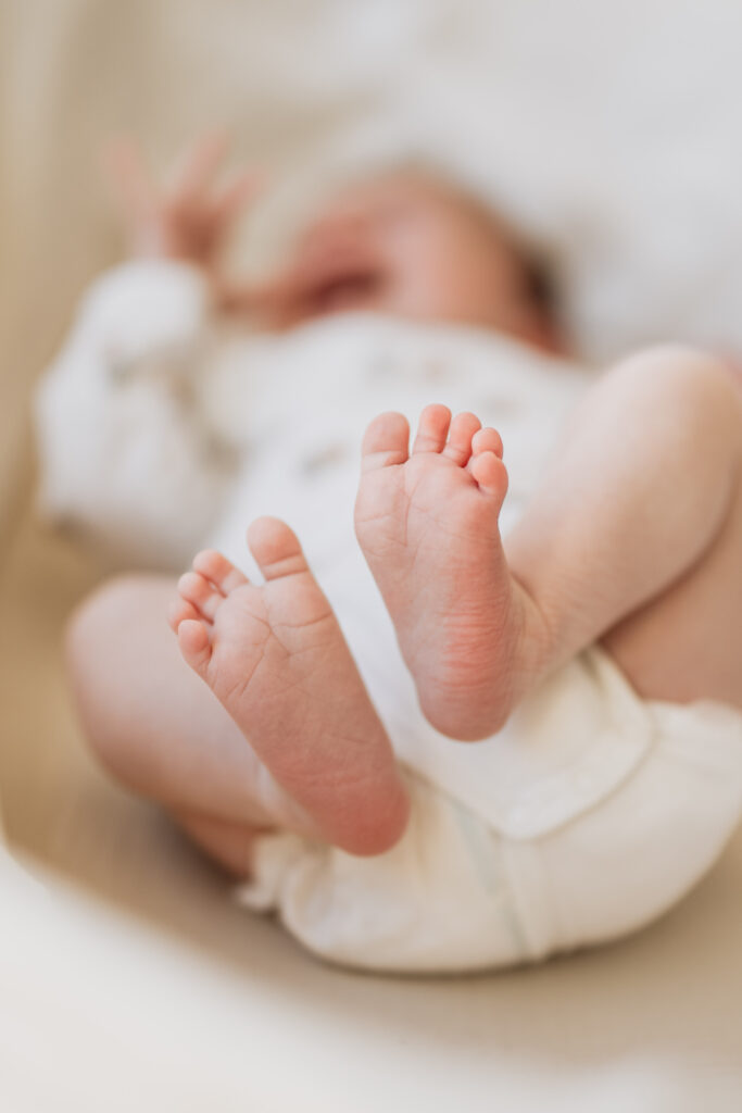 Séance photo de naissance à domicile : un moment de tendresse en famille - photo prise par Pascaline Templon - La Pauze Photographie