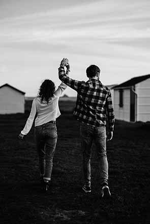 Séance couple au milieu de cabanes - La Pauze Photographie